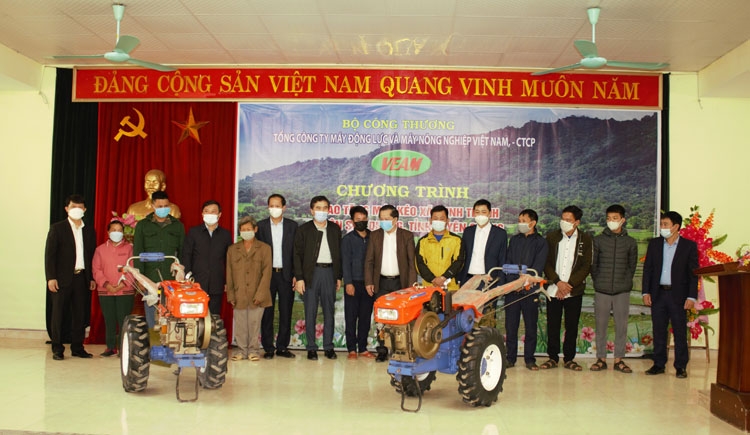 VEAM – Trao tặng máy nông nghiệp cho nông dân nghèo ở Tuyên Quang