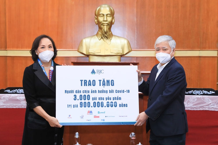 Tập đoàn BJC Thái Lan trao tặng nhu yếu phẩm trị giá 900 triệu đồng hỗ trợ người dân ảnh hưởng bởi đại dịch Covid-19