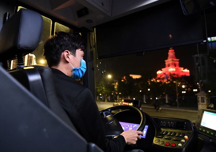 Người dân thủ đô háo hức khám phá xe buýt không khói đầu tiên ở Việt Nam