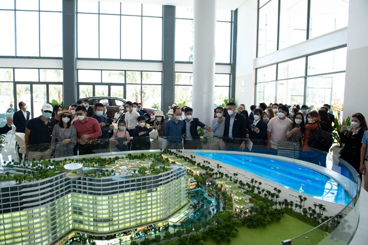 Hàng ngàn khách hàng tới tham dự lễ khai trương Sale Gallery Charm Resort Hồ Tràm