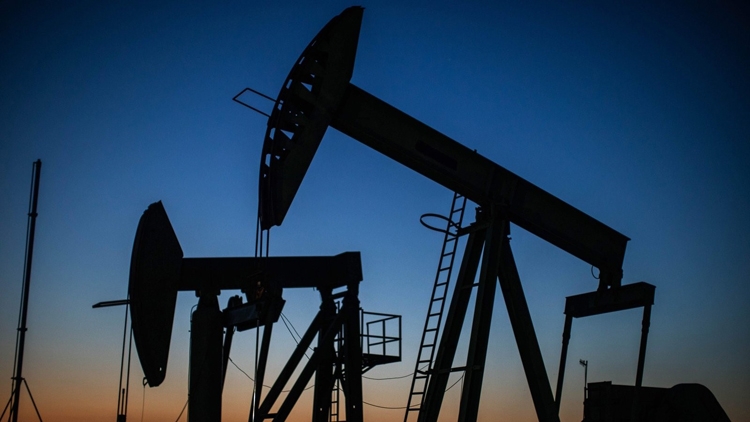 Giá dầu trượt dốc do Trung Quốc cắt giảm hạn ngạch nhập khẩu