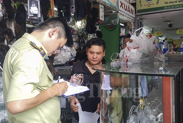TP. Hồ Chí Minh: “Truy quét” hàng giả tại chợ Bến Thành