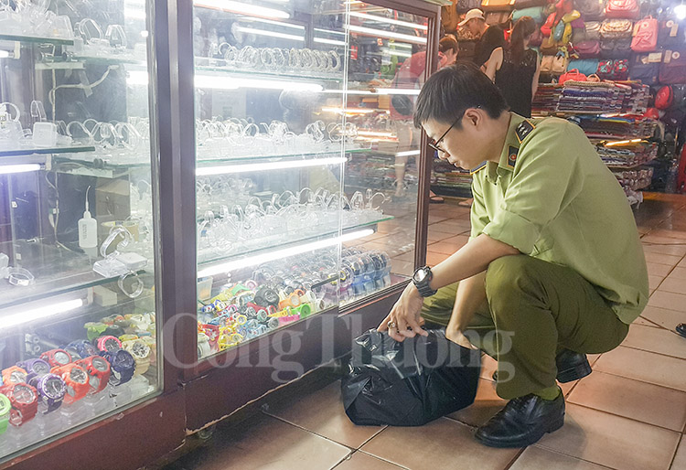 TP. Hồ Chí Minh: “Truy quét” hàng giả tại chợ Bến Thành