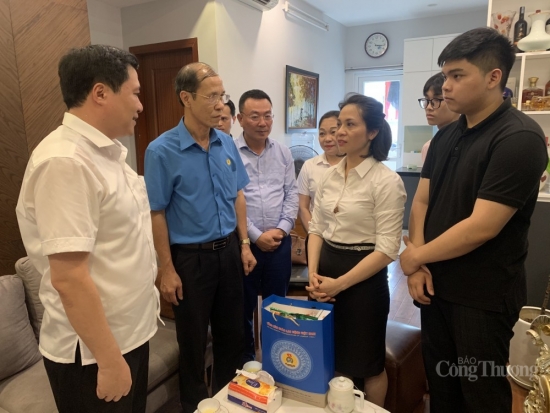 Thứ trưởng Nguyễn Sinh Nhật Tân thăm gia đình có người thân tử vong do tai nạn lao động