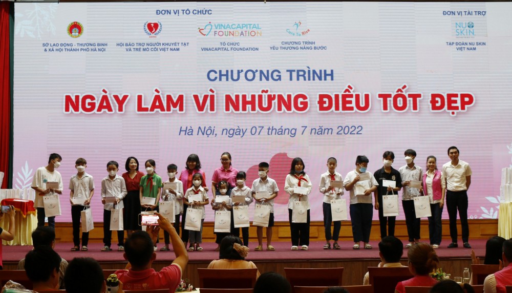 Nu Skin Việt Nam trao học bổng, quà tặng cho 200 trẻ em có hoàn cảnh khó khăn