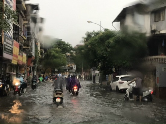 Thời tiết ngày 12/8: Cảnh báo mưa giông khu vực nội thành Hà Nội; lũ quét tại nhiều nơi trên cả nước