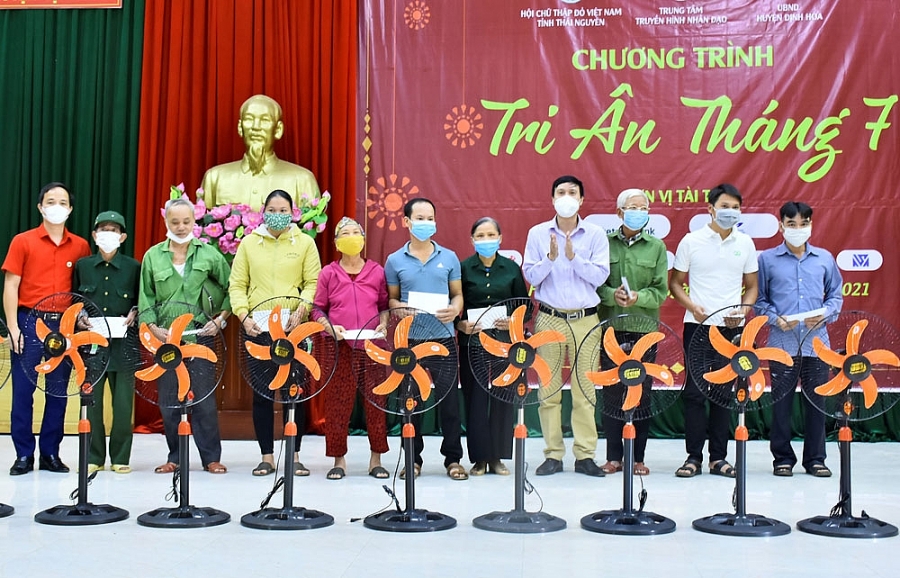 Tặng 300 suất quà cho gia đình chính sách tại Thái Nguyên