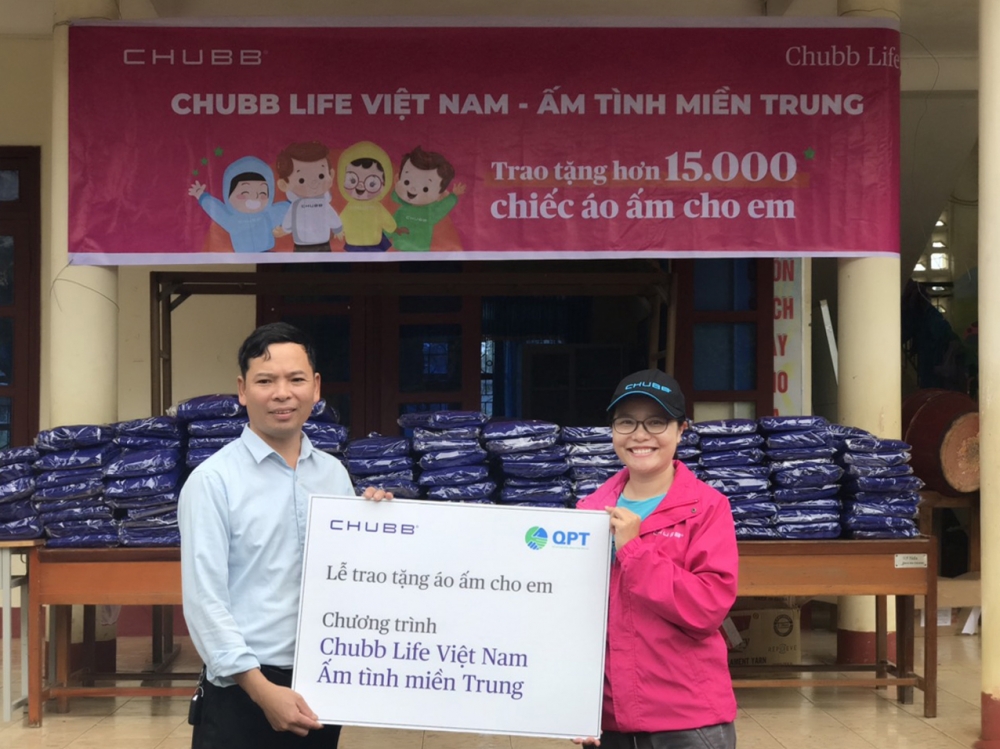 Chubb Life Việt Nam tặng áo ấm cho trẻ em vùng lũ