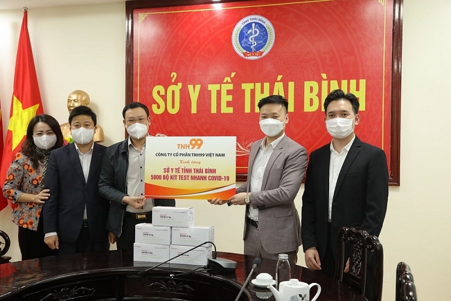 Công ty Cổ phần TNH99 trao tặng 10.000 bộ kit test nhanh Covid-19 cho tỉnh Thái Bình