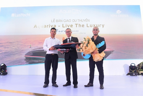 LuxYacht bàn giao du thuyền hạng sang Riva Aquariva Super cho Nova Cruises