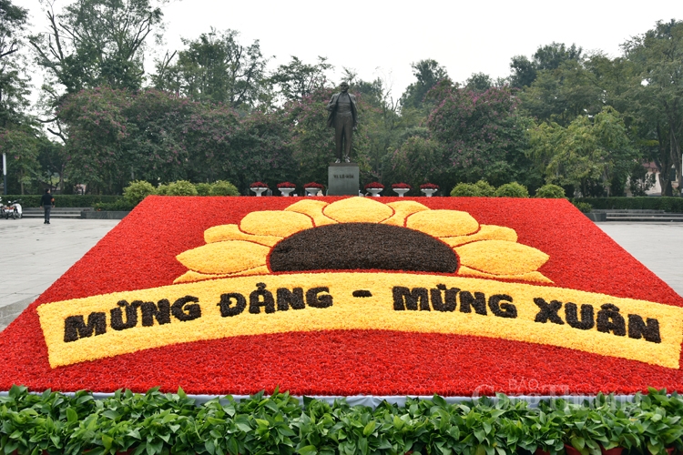 Hà Nội rực rỡ cờ hoa, chào mừng Đại hội XIII của Đảng