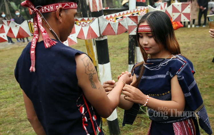 Chiếc vòng cầu hôn trong lễ cưới truyền thống của người Ba Na