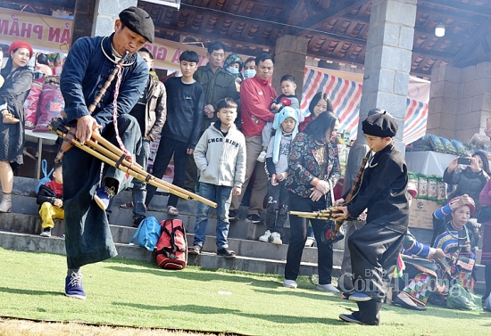 Múa khèn- nghệ thuật trình diễn dân gian của người Mông