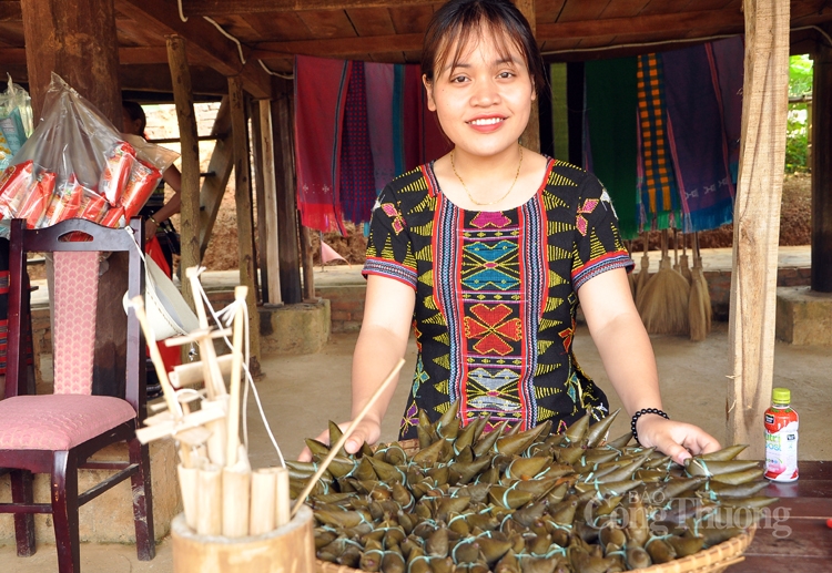 Độc đáo bánh tình yêu tại Làng Văn hoá - Du lịch các dân tộc Việt Nam