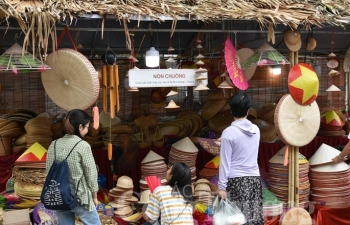 Tinh hoa nghề Việt trên phố bích họa Phùng Hưng