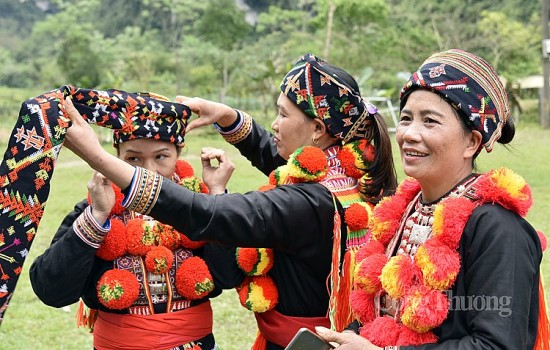 Tuyên Quang: Bảo tồn trang phục truyền thống của người Dao đỏ