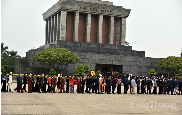 Đoàn đại biểu các dân tộc thiểu số viếng Lăng Chủ tịch Hồ Chí Minh và tưởng niệm các Anh hùng liệt sỹ