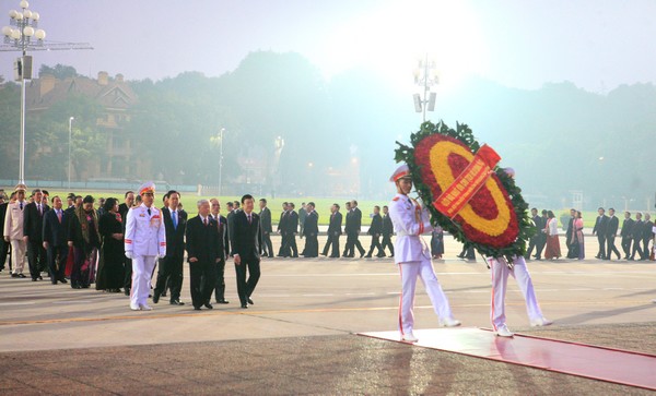 Đoàn đại biểu Đại hội Đảng lần thứ XII vào lăng viếng Chủ tịch Hồ Chí Minh