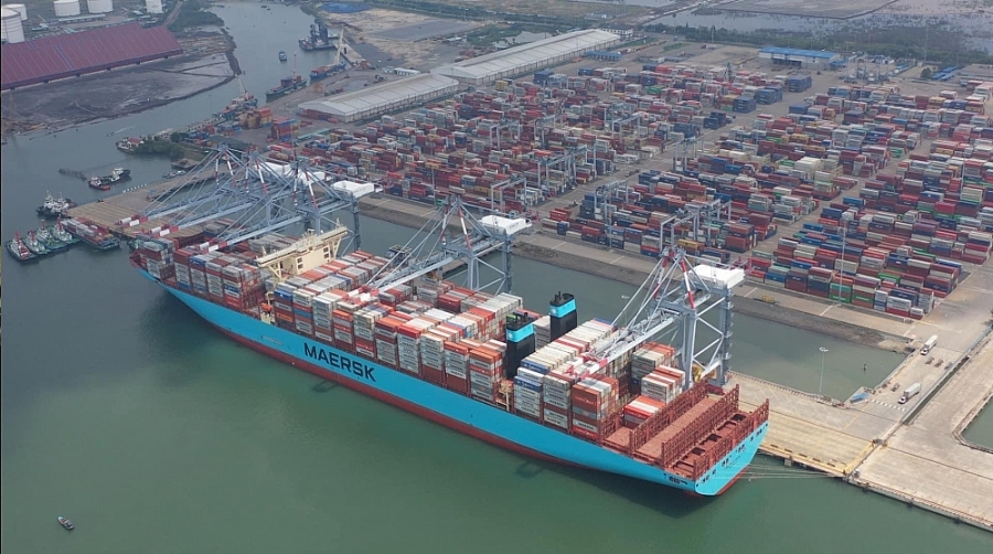 Tàu container trọng tải lớn nhất thế giới cập cảng CMIT