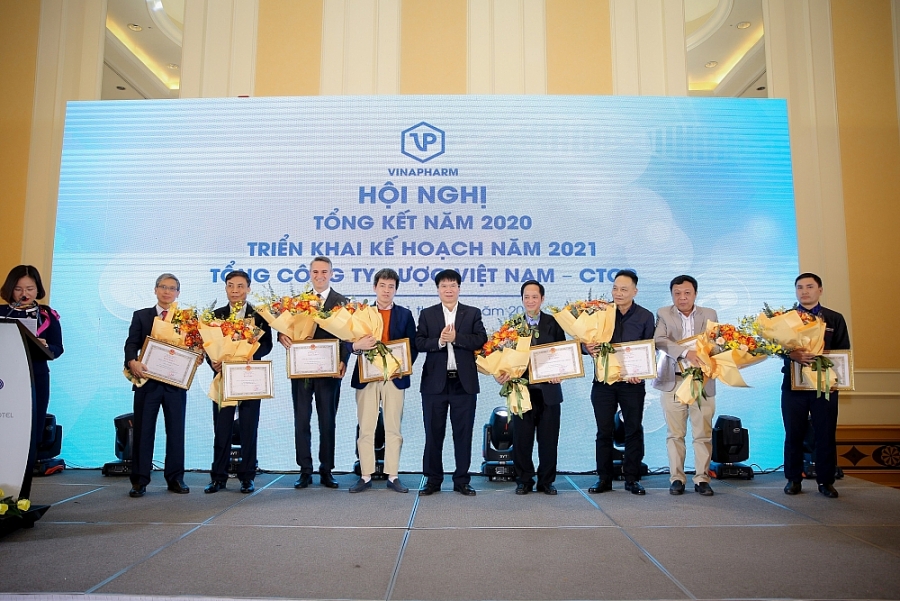 Sanofi Việt Nam cùng 7 đơn vị bao gồm Tổng công ty Dược Việt Nam - CTCP (Vinapharm) và các công ty thành viên của Vinapharm vinh dự nhận Bằng khen của Bộ trưởng Bộ Y tế