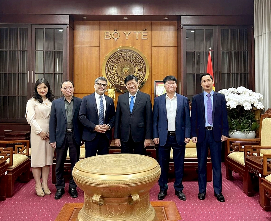 Bộ trưởng Bộ Y tế Nguyễn Thanh Long, Thứ trưởng Bộ Y tế Trương Quốc Cường (thứ tư và thứ năm từ trái sang) cùng các đại diện của AstraZeneca Việt Nam và VNVC chuẩn bị cho công tác tiếp nhận lô vắc xin đầu tiên.