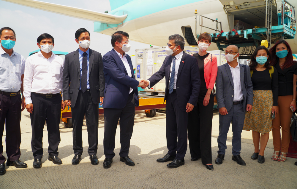 Thứ trưởng Trương Quốc Cường cùng đoàn đại biểu chào đón lô vắc xin phòng COVID-19 đầu tiên của AstraZeneca đã về tới Việt Nam sáng nay