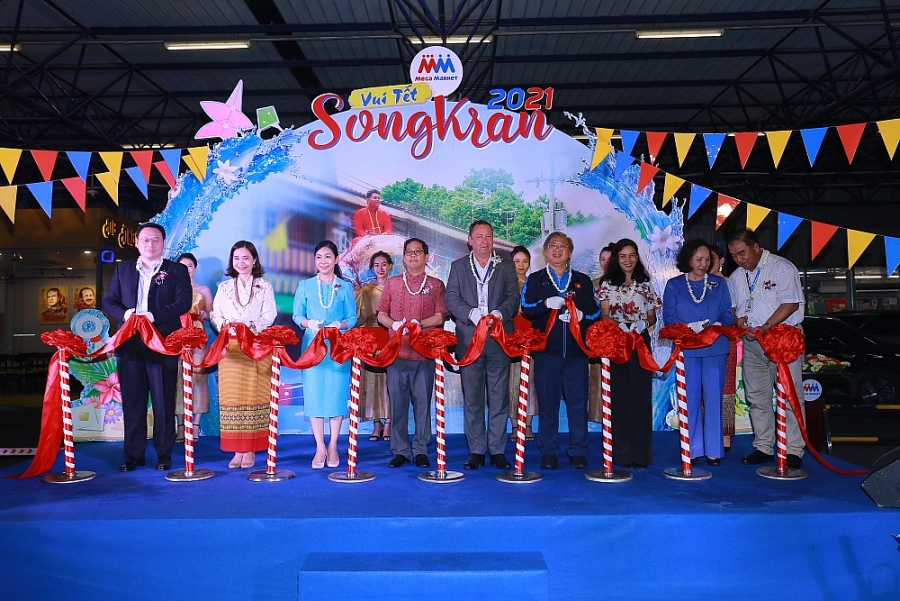 Ban Lãnh đạo MM Mega Market Việt Nam cùng khách mời cắt băng khánh thành khai mạc sự kiện