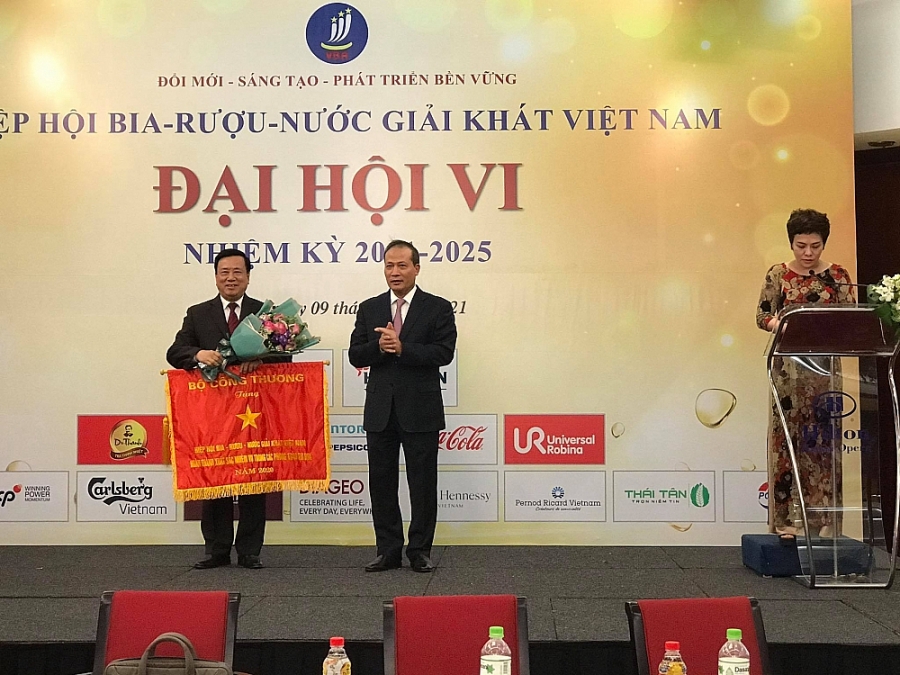 Hiệp hội Bia - Rượu - Nước giải khát Việt Nam đón nhận Cờ thi đua xuất sắc của Bộ Công Thương