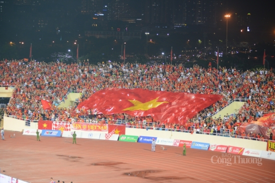 Sắc đỏ nhuộm kín đường phố sau chiến thắng lịch sử của U23 Việt Nam
