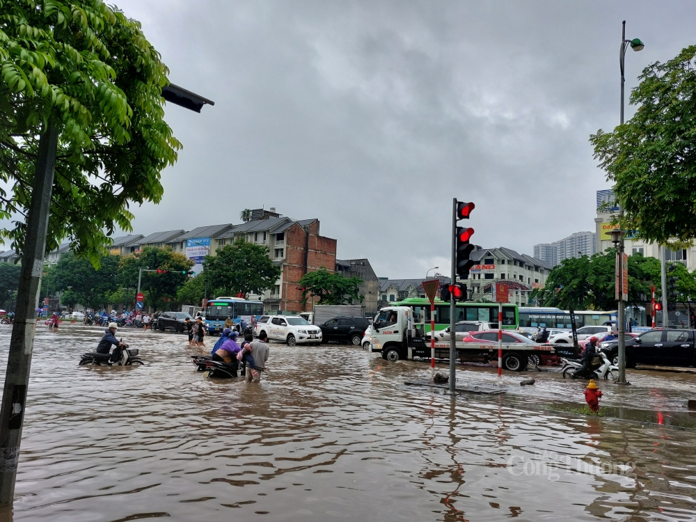 Khu vực Đại lộ Thăng Long “đường biến thành sông” sau cơn mưa lớn