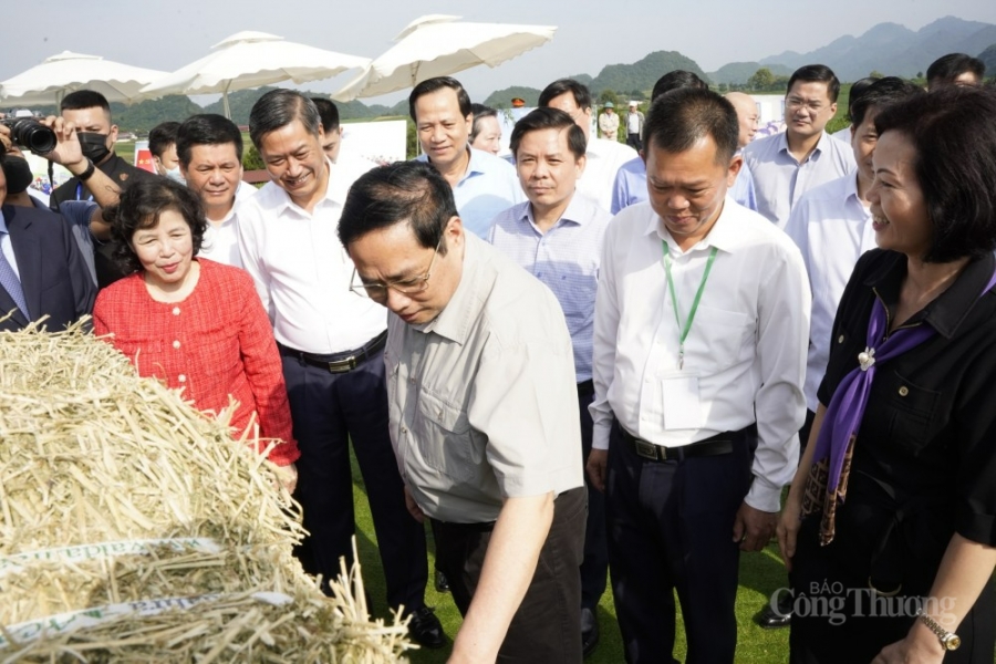 Thủ tướng Phạm Minh Chính đi kiểm tra, khảo sát một số công trình, dự án lớn tại Tây Bắc