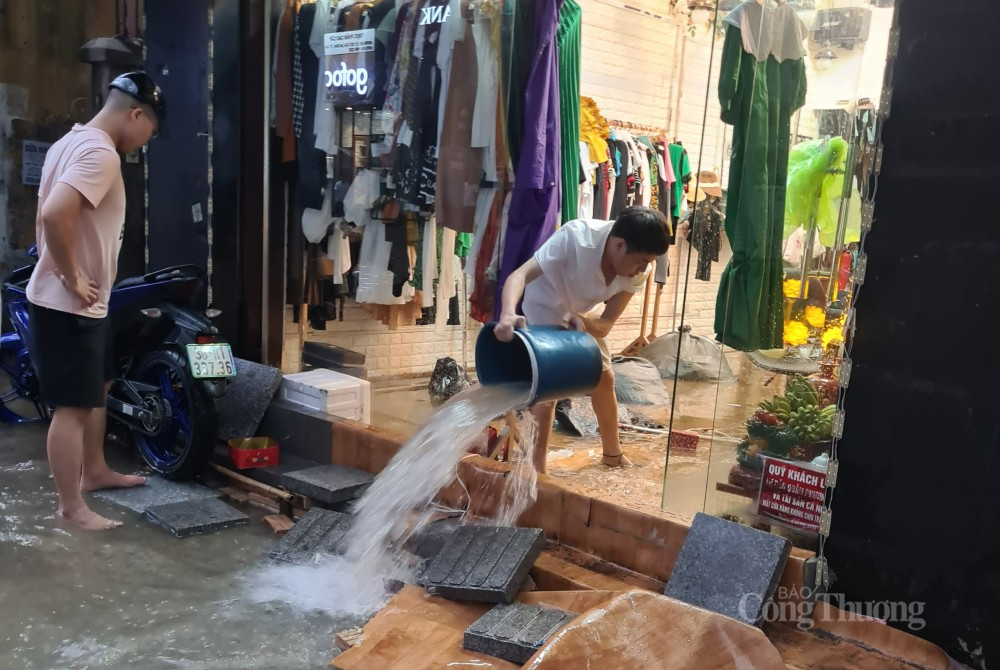 Người dân vất vả giữa biển nước khi đường Hà Nội ngập sâu sau cơn mưa lớn
