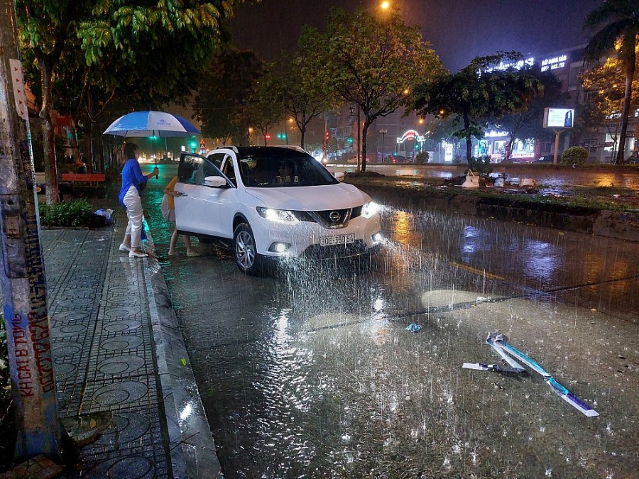 Hà Nội mưa như trút, nhiều tuyến phố ngập sâu trong nước