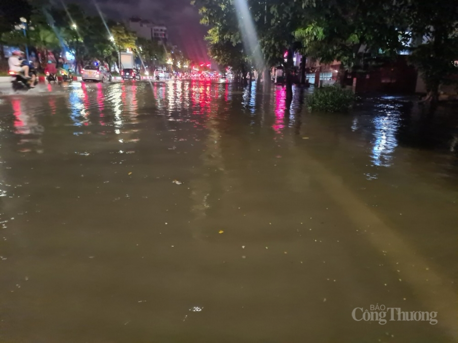 Hà Nội mưa như trút, nhiều tuyến phố ngập sâu trong nước