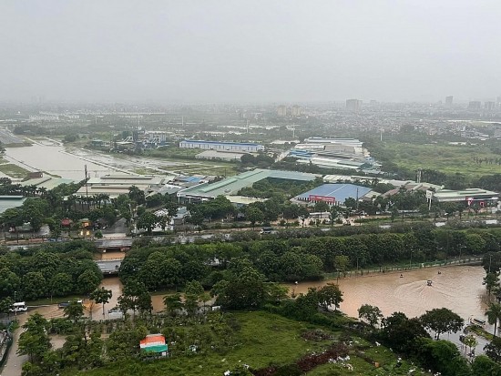 Bão số 2 gây mưa lớn kéo dài, nhiều tuyến phố Hà Nội tiếp tục ngập sâu