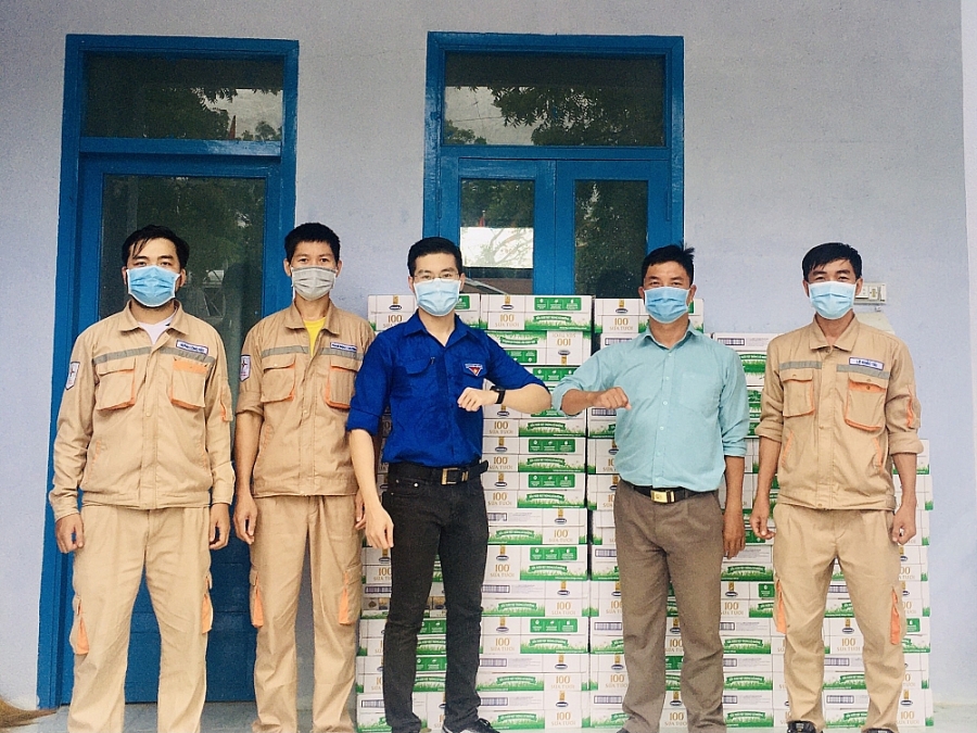 Đoàn thanh niên Nhà máy Nhiệt điện Vĩnh Tân 4 ủng hộ 100 thùng sữa tươi cho người dân chịu ảnh hưởng dịch Covid-19