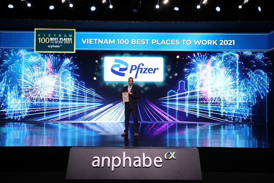 Ông Pullicino John Paul, Tổng giám đốc Pfizer Việt Nam vinh dự nhận chứng nhận tại Hội nghị Nơi làm việc tốt nhất Việt Nam 2021