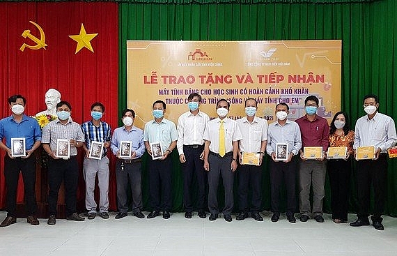 Đại diện các phòng GD&ĐT, các trường THPT thay mặt các em học sinh nhận máy tính bảng của Bưu điện Việt Nam