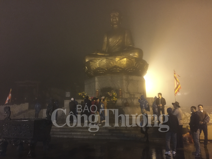 Quảng Ninh: Tấp nập người hành hương về Yên Tử từ nửa đêm