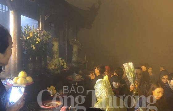 Hàng trăm du khách "đội sương" lên đỉnh Yên Tử trước ngày khai hội