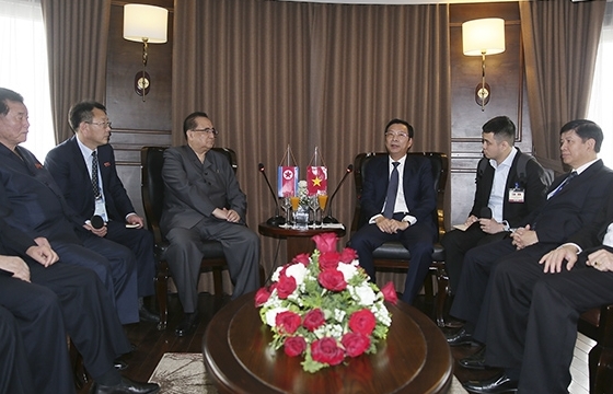 Đoàn đại biểu cấp cao Đảng Lao động Triều Tiên tham quan vịnh Hạ Long