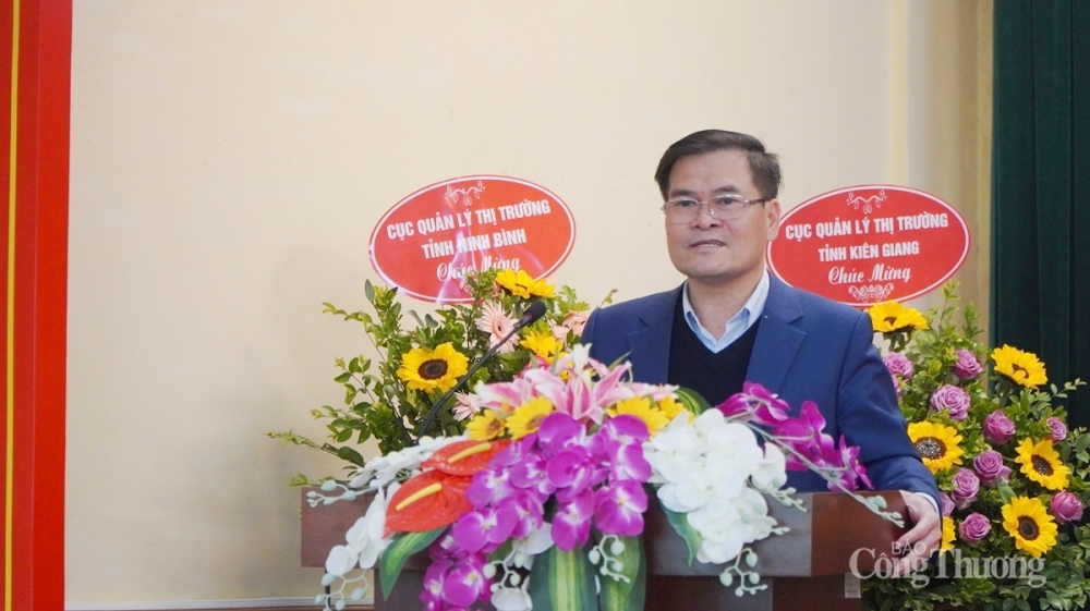 Phó chủ tịch UBND tỉnh Quảng Ninh Bùi Văn Khắng yêu cầu trên cương vị công tác mới, đồng chí Nguyễn Đình Hưng cần tiếp tục tập trung phối hợp chặt chẽ với các lực lượng chức năng trên địa bàn tỉnh Quảng Ninh