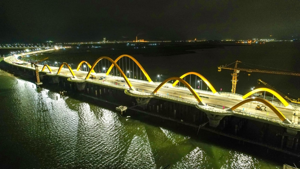 Cầu Tình Yêu (tên gọi cũ là cầu Cửa Lục 1) cầu chính được thiết kế dạng vòm ống thép nhồi bê tông với 6 làn xe cơ giới - là cầu 6 làn xe đầu tiên của Quảng Ninh