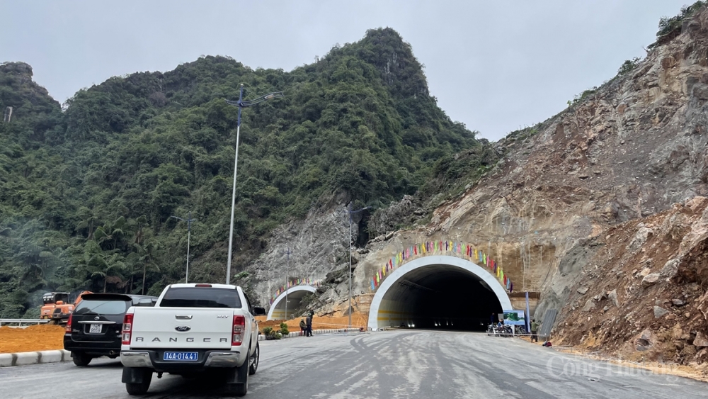 Đường hầm xuyên núi trên tuyến đường ven biển Hạ Long - Cẩm Phả chính thức thông xe