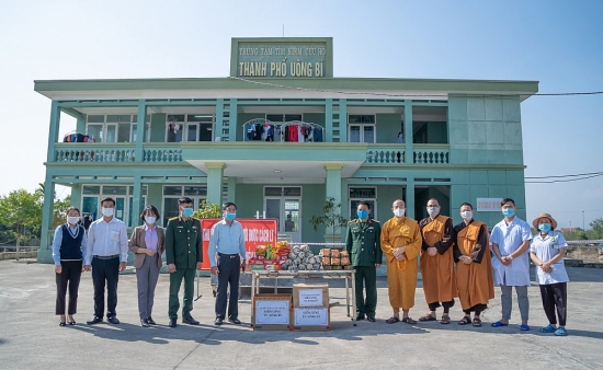 Chùa Ba Vàng trao tặng bánh chưng tới lực lượng tuyến đầu phòng, chống dịch COVID-19