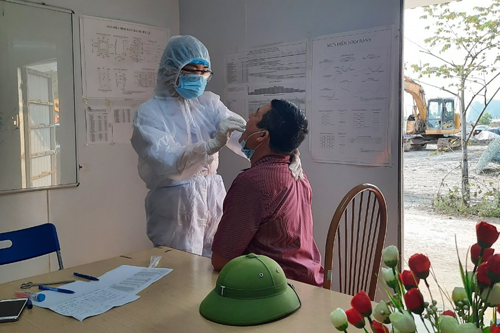 Hiện ngành Y tế Quảng Ninh đã bố trí 6 đơn vị xét nghiệm sàng lọc SARS-CoV-2 dịch vụ trên địa bàn tỉnh ệm cho người lao động