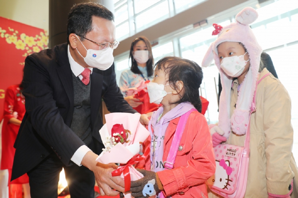 Ông Cao Tường Huy, Phó Chủ tịch Thường trực UBND tỉnh Quảng Ninh, tặng hoa chúc mừng những vị khách đầu tiên