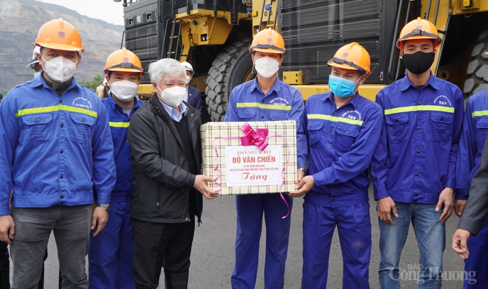 Chủ tịch Ủy ban Trung ương Mặt trận Tổ quốc Việt Nam Đỗ Văn Chiến tặng quà công nhân lao động Công ty cổ phần Than Cao Sơn