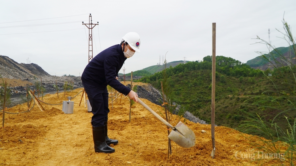 Lãnh đạo tỉnh Quảng Ninh trồng cây tại bãi thải Bàng Nâu (Công ty cổ phần Than Cao Sơn)