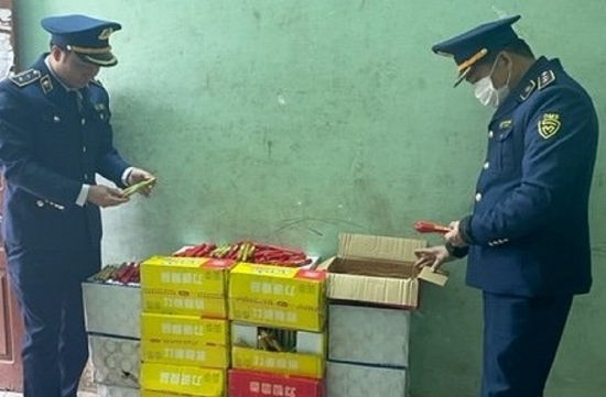 Quảng Ninh: Phát hiện và tiêu hủy 100kg xúc xích nhập lậu
